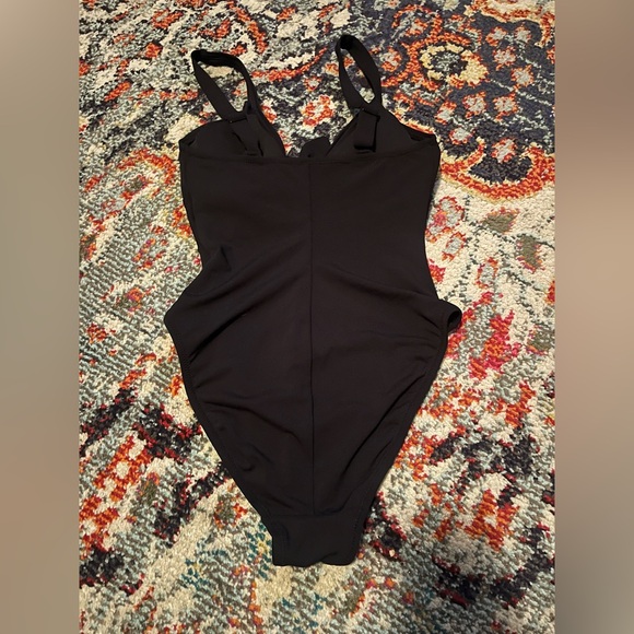 Robin Piccone Ava Plunge Underwire One-Piece Swimsuit 4 black perfect condition - Picture 9 of 9